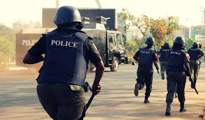 Policeman Slaps Soldier In Aba, Soldier Brings His Colleagues To Beat Police -