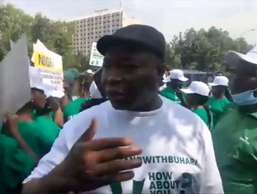#IStandWithBuhari Protesters Fight Over Money In Abuja
