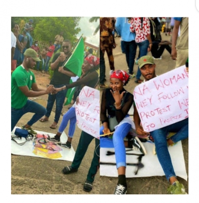 Protest Ground Turn Hook Up Ground†-Reactions As Guy Proposes To A Lady During SARS Campaign (Photos)